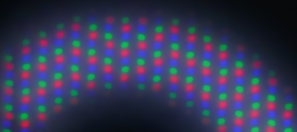 A shot of the diagonal RGB display showing the zig-zag pattern where the offset changes direction every 4 columns.